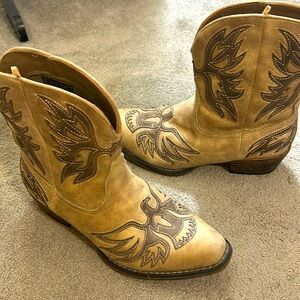 Women’s mid calf western boot
